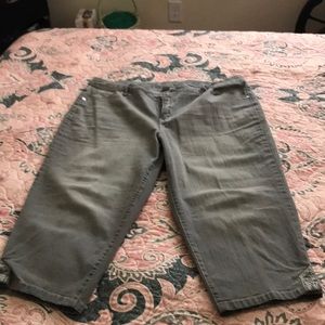 Gloria Vanderbilt Gray Jean Capris